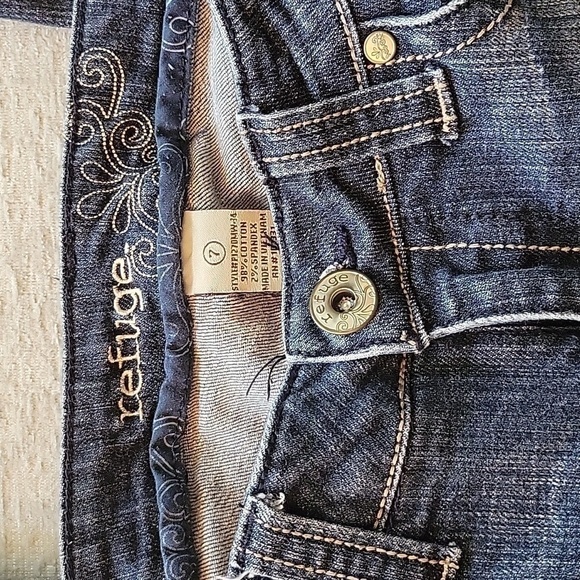 REFUGE Women's Juniors boot cut jeans in size 7.  Great condition. - Picture 3 of 6